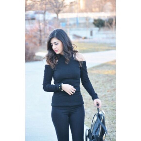 ✨Black Cold Shoulder Ribbed T-shirt✨ - Picture 1 of 5